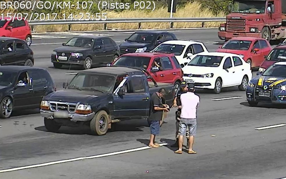 Motorista b&ecirc;bado foi encontrado ap&oacute;s den&uacute;ncia de usu&aacute;rios da BR-060 (Foto: Divulga&ccedil;&atilde;o/PRF)