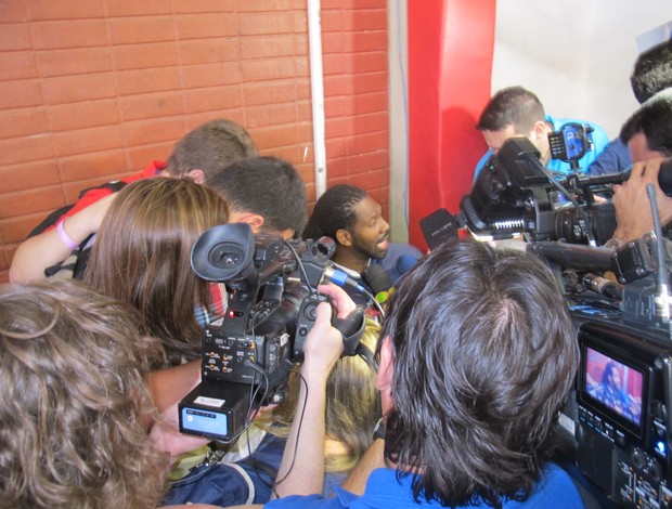 Nenê é cercado por jornalistas na chegada dos jogadores do Washington Wizards ao ginásio da Gávea (Foto: Marcello Pires)