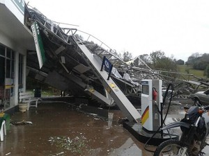 Posto ficou destruído em Ibarama após forte chuva e temporal (Foto: Divulgação / AES Sul)