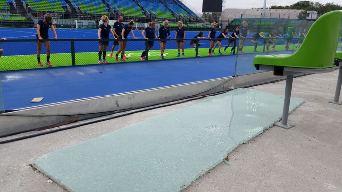 Jogadoras da Holanda treinam e observam vidro quebrado próximo à arquibancada (Foto: Robson Boamorte)