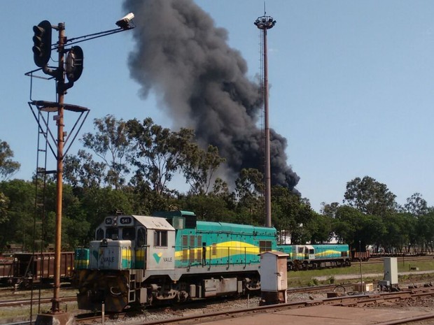 Fumaça vista do trem da Vale (Foto: VC no ESTV)