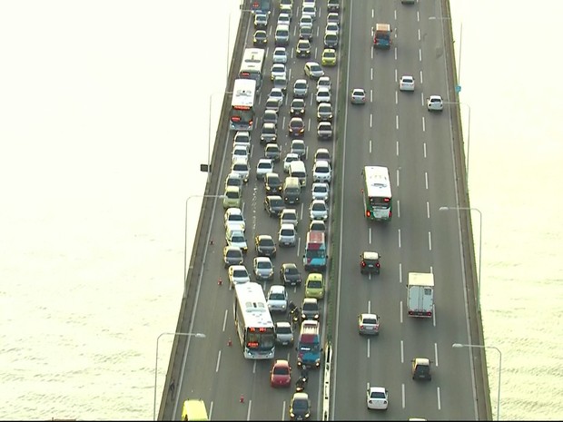 Trânsito ficou ruim na Ponte após acidente no sentido Rio (Foto: Reprodução/TV Globo) Trânsito ficou ruim na Ponte após acidente no sentido Rio (Foto: Reprodução/TV Globo)