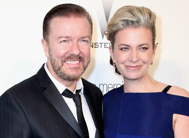 Ricky Gervais está há mais de três décadas com a escritora Jane Fallon, de 54 anos. O ator britânico, que está com 53, declarou no talk show de David Letterman: "Não acho que haja sentido em a gente se casar. Nunca queremos que nossas famílias se encontrem, seria terrível". Parece que a honestidade tem dado certo. (Foto: Getty Images)