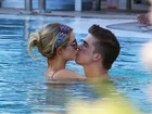 Paris Hilton beija muito em piscina de hotel