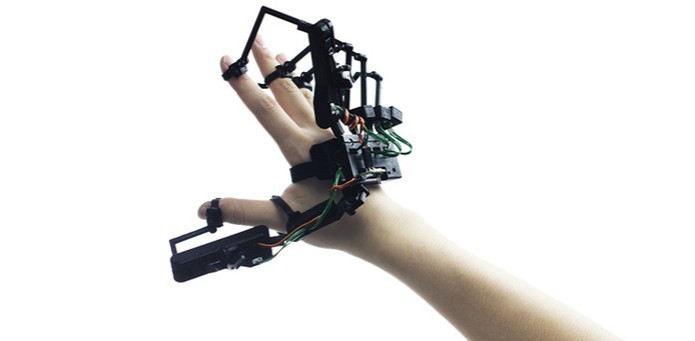 Dexmo é um exoesqueleto que permite controlar objetos virtuais e robôs à distância (Foto: Divulgação)