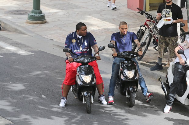 Chris Brown e Sean Kingston andam de moto no Havaí (Foto: Splash News/ Agência)