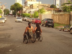 Cíntia e Naná se expõem ao risco ao andar na rua, disputando espaço com os carros (Foto: Gustavo Pêna / G1)