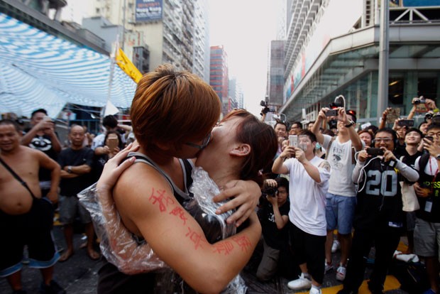 Jovens se beijam após o pedido inusitado (Foto: Liau Chung-ren/Reuters)