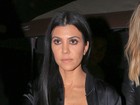 Kourtney Kardashian é traída pelo look e mostra mamilo