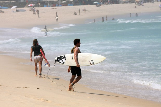 Cauã Reymond surfa na praia da Macumba (Foto: Fábio Martins / AgNews)
