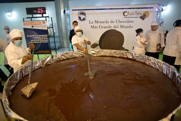Doceiros prepararam moeda de chocolate de quase 1 tonelada (Foto: Ariana Cubillos/AP)