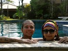 Após tratamento, Netinho curte piscina na Bahia