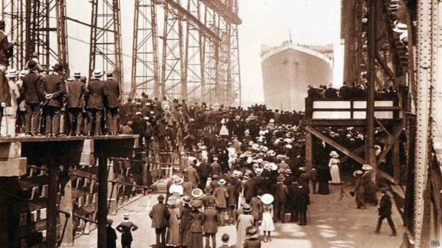  Multidões foram ao estaleiro Harland and Wolff para de despedir do navio  (Foto: National Museums Northern Ireland)