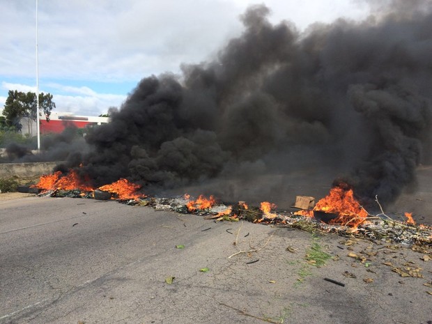 Durante o ato, manifestantes queimaram pneus na rodovia (Foto: Magno Wendel/TV Asa Branca)