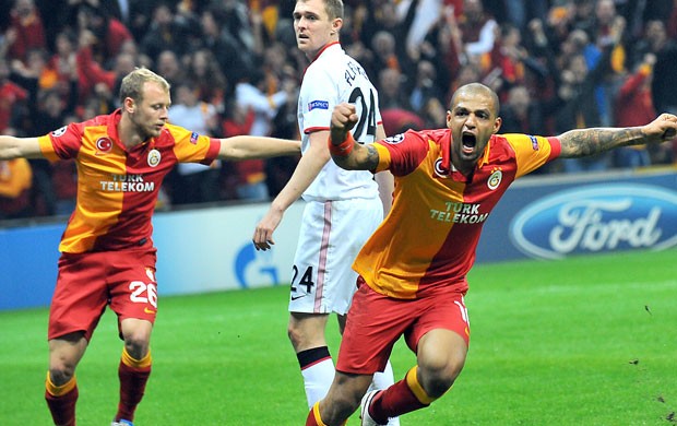 Burak comemora gol do Galatasaray contra o Manchester United (Foto: Agência AFP)