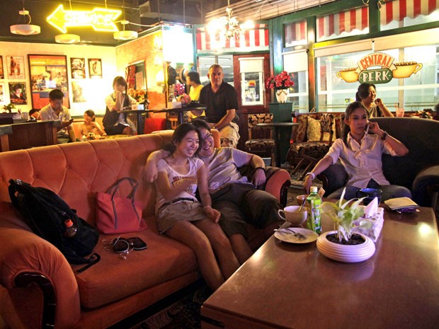 Em Pequim, chineses reúnem-se na réplica do Central Park Café, cenário da série 'Friends' criado por fanático pela série; segundo o jornal 'Daily Mail', dono do local abriu filial do negócio em Xangai (Foto: Ng Han Guan/AP)