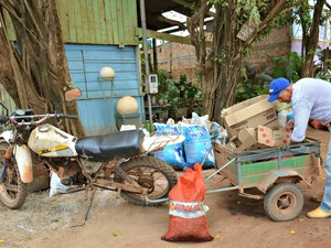 O catador autônomo utilizada sua moto com uma carretinha para recolher os residuos orgânicos (Foto: Hosana Morais/G1) O catador autônomo utilizada sua moto com uma carretinha para recolher os residuos orgânicos (Foto: Hosana Morais/G1)