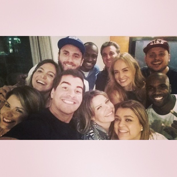 Thiago Martins, Fernanda Souza, Thiaguinho, Luciano Huck, Anglica, Preta Gil e Rafael Zulu com amigos em festa no Rio (Foto: Instagram/ Reproduo)
