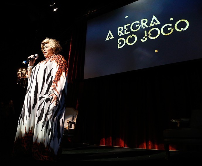 Na coletiva de impressa de 'A Regra do Jogo', Alcione apareceu de surpresa e cantou à capela o tema da novela, 'Juízo Final (Foto: Raphael Dias/TV Globo))