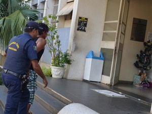 G1 Moradores de rua brigam em praça e homem é esfaqueado em