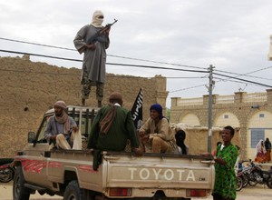 Nesta foto de 31 de agosto, membros do grupo armado de extremistas islâmicos  Ansar Dine em Timbuktu (Foto: Arquivo/AP)
