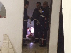 Homem foi baleado dentro de uma residência (Foto: Walter Paparazzo/G1)