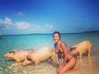 De biquininho, namorada de Cristiano Ronaldo nada com porcos em praia