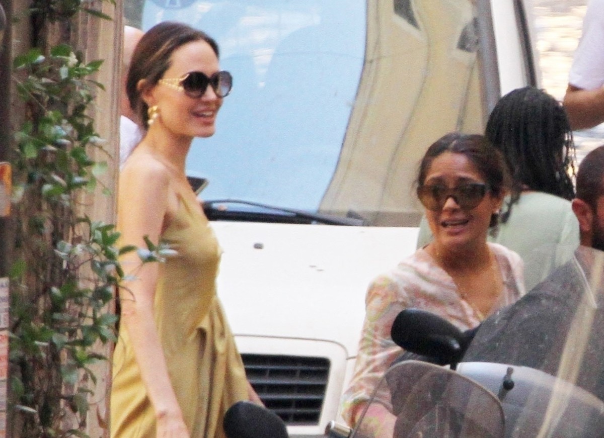 Angelina Jolie encontra Salma Hayek em Roma (Foto: The Grosby Group)