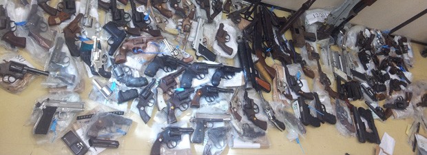 Armas foram apreendidas em furgão (Foto: Divulgação / Deic)