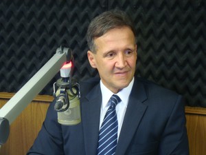 Secretário Aluísio Mendes, em entrevista à Rádio Mirante AM (Foto: Zeca Soares/G1)