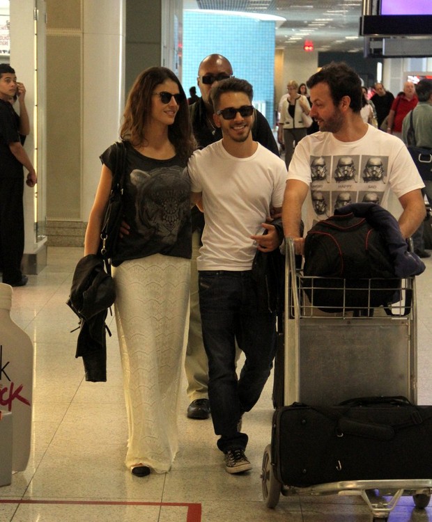 Junior Lima e a namorada no aeroporto Santos Dumont (Foto: Marcus Pavão / AgNews)