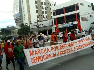 Marcha do MST pelas ruas de Cuiabá (Foto: Angélica Neri/Centro América FM)