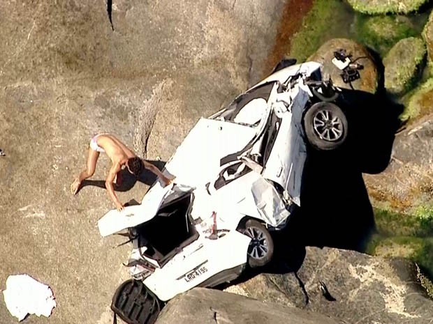 O carro caiu no meio das pedras. (Foto: Reprodução/ TV Globo)