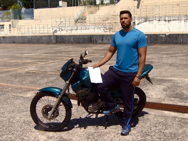 Marcelo Nascimento foi multado por pilotar moto sem cinto de segurança em Jundiaí (Foto: Reprodução EPTV)