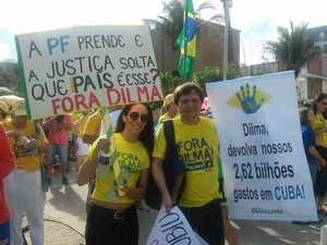 Em Maceió, casal exibe cartazes contra corrupção e gastos do governo (Foto: Lucas Leite/G1) Em Maceió, casal exibe cartazes contra corrupção e gastos do governo (Foto: Lucas Leite/G1)