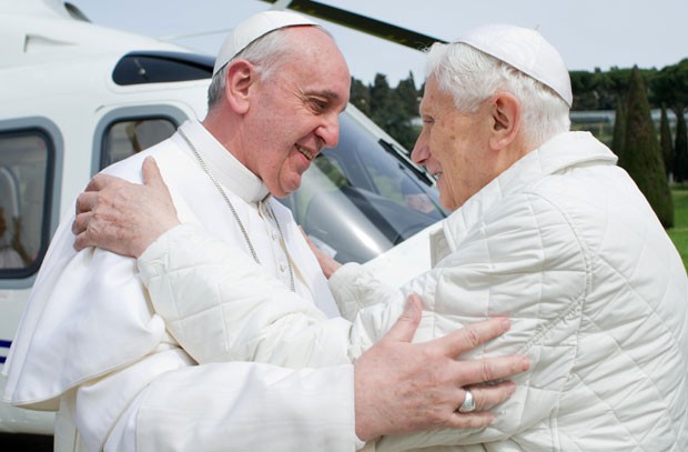 Tanto o atual Papa Francisco quanto antecessor Bento XVI usaram vestes brancas (Foto: AFP)