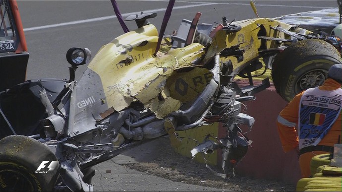 Carro de Kevin Magnussen ficou completamente destruído em acidente no GP da Bélgica (Foto: Divulgação)