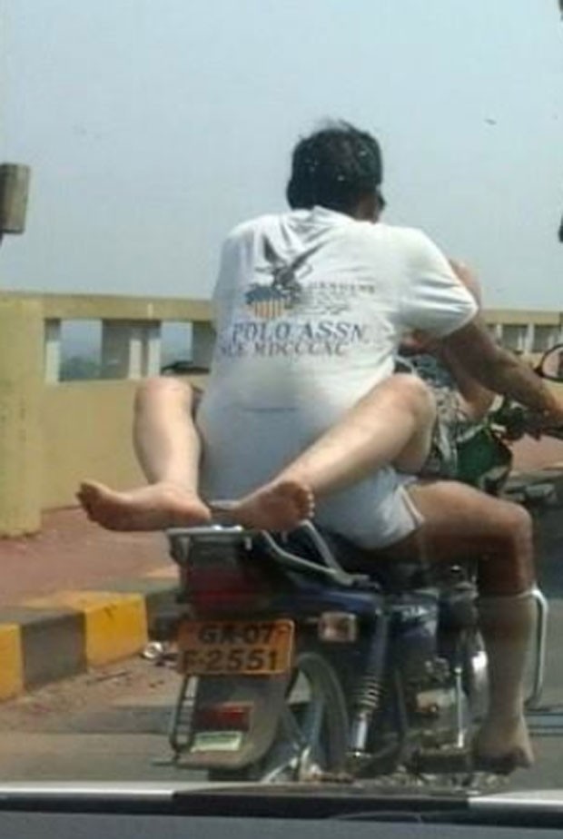 Casal foi fotografado fazendo sexo  em moto em movimento em Goa (Foto: Reprodução/Facebook/Vishnu Surya Wagh)