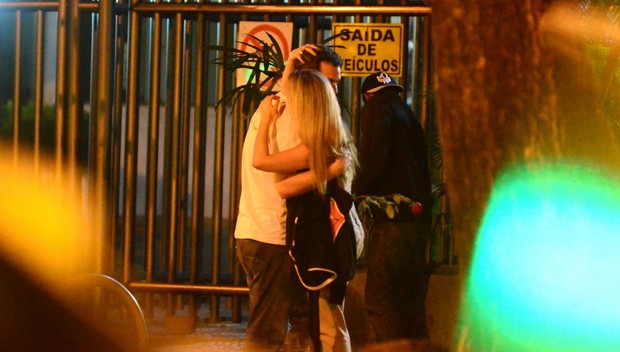 Bruno Garcia beija muito no Rio (Foto: Webert Belizio / Agnews)