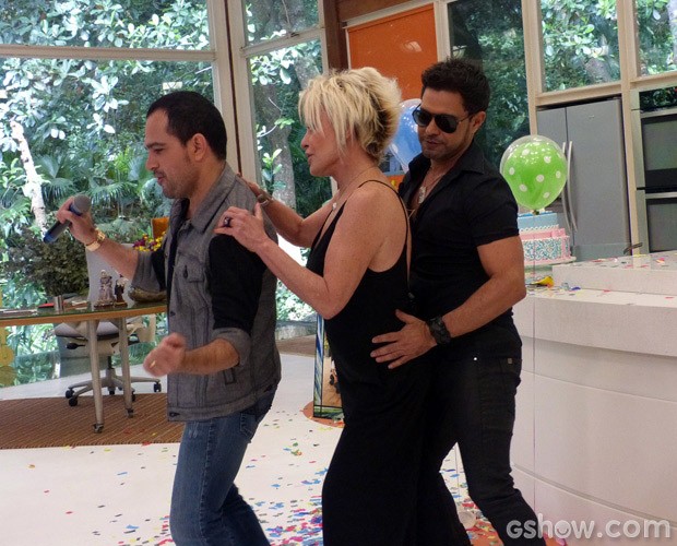 Ana, Zezé e Luciano dançam Conga La Conga (Foto: Mais Você / TV Globo)