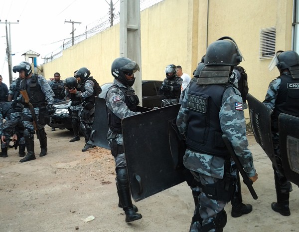 Policiais estão no local para tentar controlar o tumulto entre os presos. (Foto: Leandro Santos/O Estado do Maranhão)
