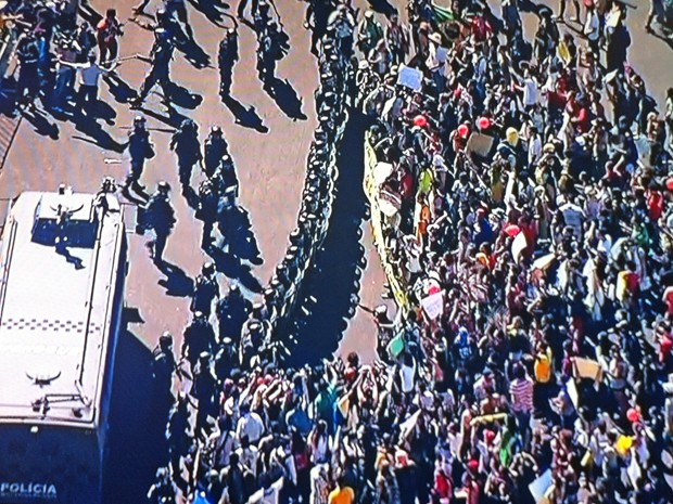 Policiais se reúnem para conter avanço de manifestantes próximo ao Estádio Nacional de Brasília (Foto: Reprodução/TV Globo)