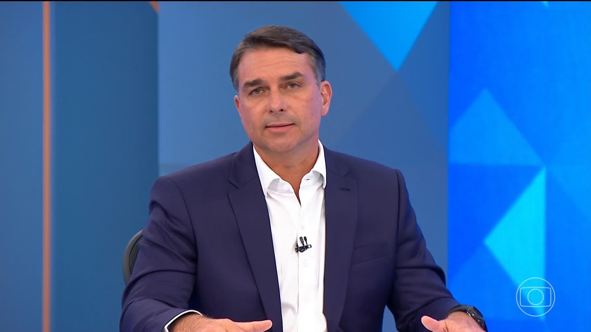Flávio Bolsonaro fala sobre urnas eletrônicas e relação com Vorcaro em entrevista