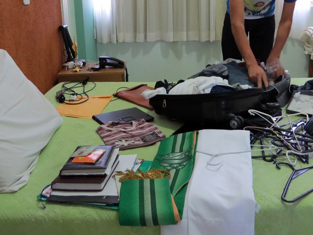 Material religioso foi apreendido em quarto de hotel onde estava suspeito em Passos (Foto: Helder Almeida)