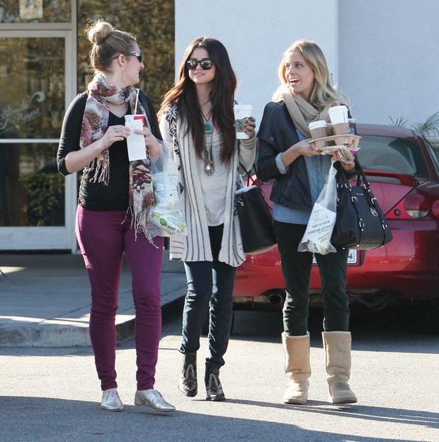 Selena Gomez com amigas (Foto: Agência/ X17)