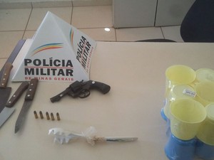 Arma e materiais furtados foram apreendidos (Foto: Polícia Militar/Divulgação)