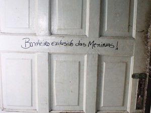 Letreiro indica 'banheiro exclusivo das meninas' em prostíbulo em Ferraz (Foto: Mariana Oliveira/ Prefeitura de Ferraz de Vasconcelos)