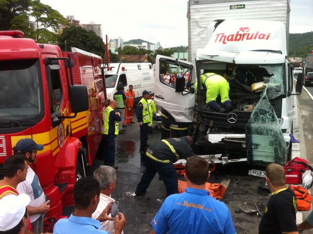 Acidente em Itapema bloqueou sentido Norte da BR-101 por quase duas horas (Foto: Mateus Castro/RBS TV )