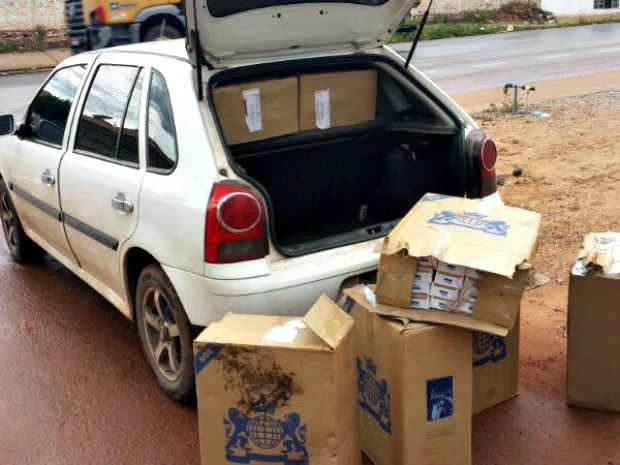 Caixas de cigarro foram apreendidas em Cuiabá (Foto: Assessoria/ PM-MT)