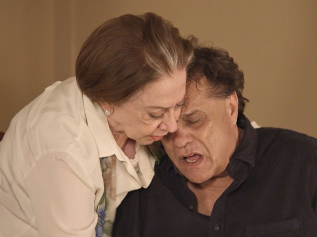 Lauro passa mal e cai nos braços de Teresa (Foto: TV Globo) Lauro passa mal e cai nos braços de Teresa (Foto: TV Globo)